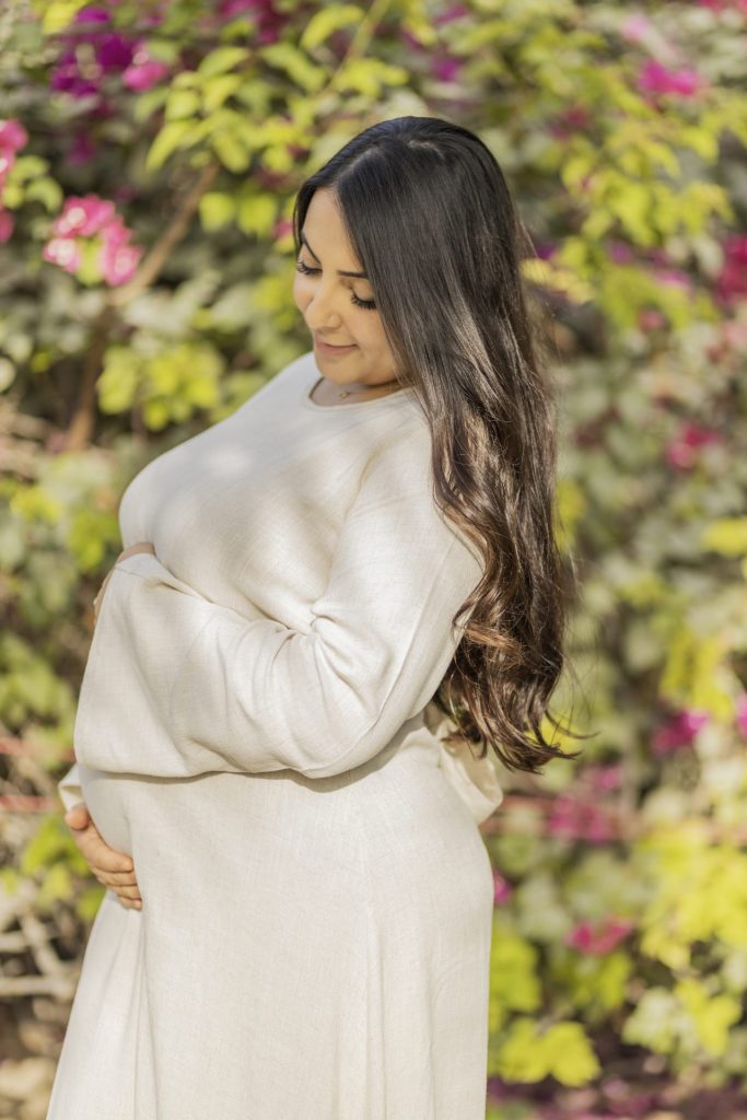 Maternity Photoshoot in dubai - Hey baby , Mamma is excited to meet you. come soon.